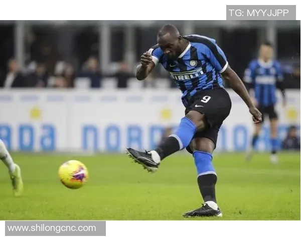 卢卡库重返赛场展现强大实力引发球迷热议与期待